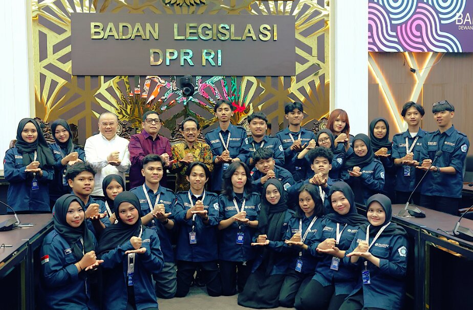 Ketua Baleg DPR RI, Bob Hasan menerima kunjungan DPM Politeknik Kesejahteraan Sosial (Poltekesos) Bandung dalam rangka memperdalam pemahaman mengenai proses pembentukan undang-undang di Gedung DPR RI, Senayan, Jakarta, Kamis (30/7/2026). Foto : Sari/Andri