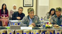 Ketua Komisi XI DPR RI Mukhamad Misbakhun saat memimpin rapat Kunjungan Kerja Reses bersama BPK RI dan BPKP di Kota Denpasar, Provinsi Bali, Kamis (23/7/2026). Foto: Chasbi/Karisma