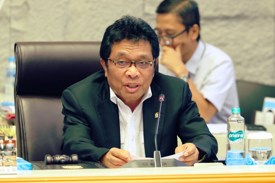 Wakil Ketua Komisi V DPR RI, Ridwan Bae saat memimpin Rapat Dengar Pendapat (RDP) bersama jajaran Eselon I Kementerian Perhubungan di Kompleks Parlemen Senayan, Kamis (2/7/2026). Foto: Oji/Karisma
