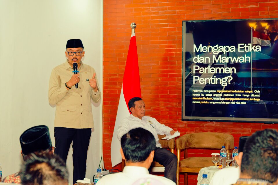 Wakil Ketua Mahkamah Kehormatan Dewan (MKD) DPR RI, Agung Widyantoro, dalam Seminar MKD DPR RI di Teras Padi Musim Semi, Kabupaten Brebes, Jawa Tengah, Rabu (12/8/2026). Foto: Aurel/Karisma