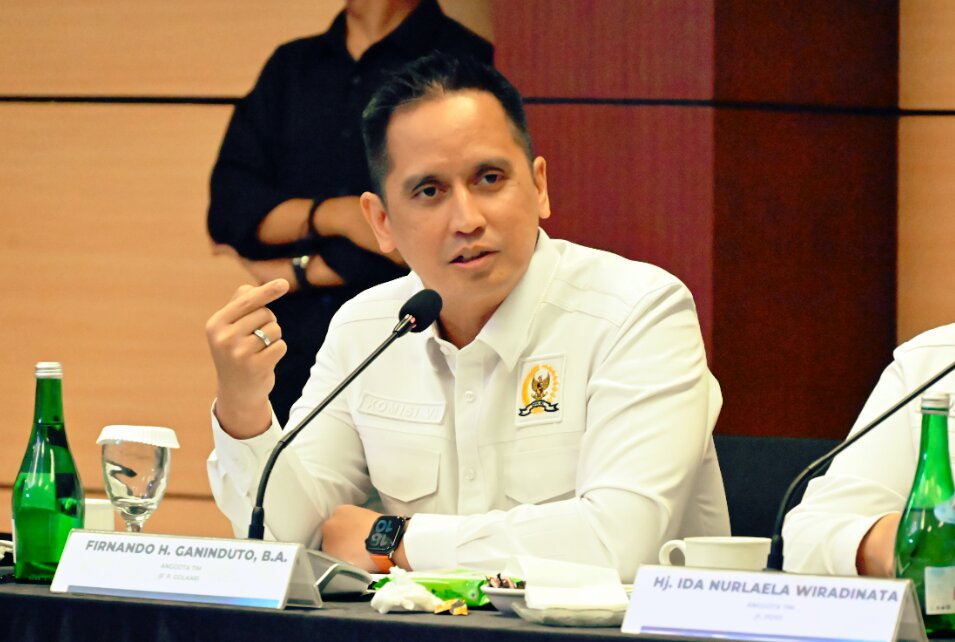 Anggota Komisi VI DPR Firnando H. Ganinduto saat pendalaman materi pada Rapat Komisi VI DPR dengan BUMN Energi di Kota Manado, Sulut, Selasa(11/8/2026). Foto: Natasya/Karisma