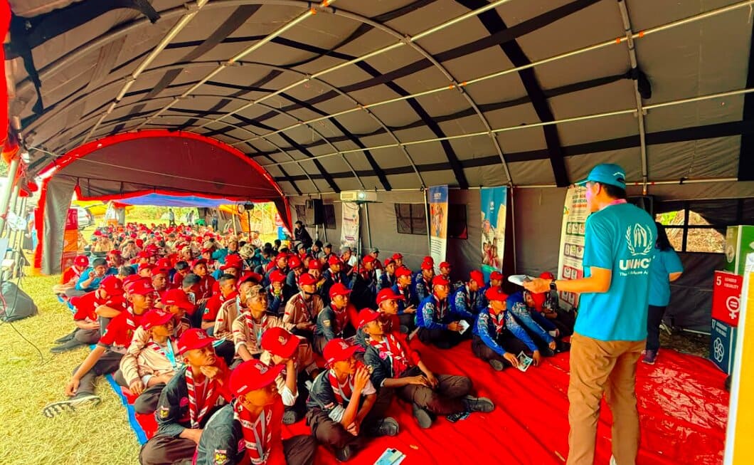 Peserta Jambore Nasional XII 2026 mengikuti sesi interaktif PBB di Global Development Village, Buperta Cibubur, yang mengajak anggota Pramuka muda memahami Tujuan Pembangunan Berkelanjutan (SDGs) melalui kegiatan partisipatif dan diskusi. Foto: Talitha Vanya/UNIC