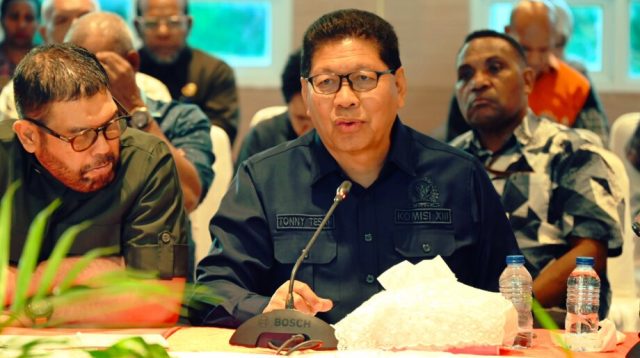Anggota Badan Legislasi (Baleg) DPR RI, Tonny Tesar, saat mengikuti Kunjungan Kerja Baleg DPR RI dalam rangka penyusunan RUU Masyarakat Adat di Jayapura, Provinsi Papua, Jumat (7/8/2026). Foto: Ubaid/Karisma