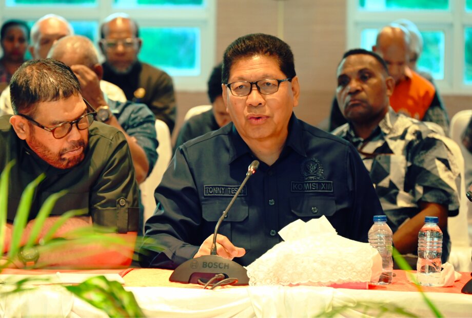 Anggota Badan Legislasi (Baleg) DPR RI, Tonny Tesar, saat mengikuti Kunjungan Kerja Baleg DPR RI dalam rangka penyusunan RUU Masyarakat Adat di Jayapura, Provinsi Papua, Jumat (7/8/2026). Foto: Ubaid/Karisma