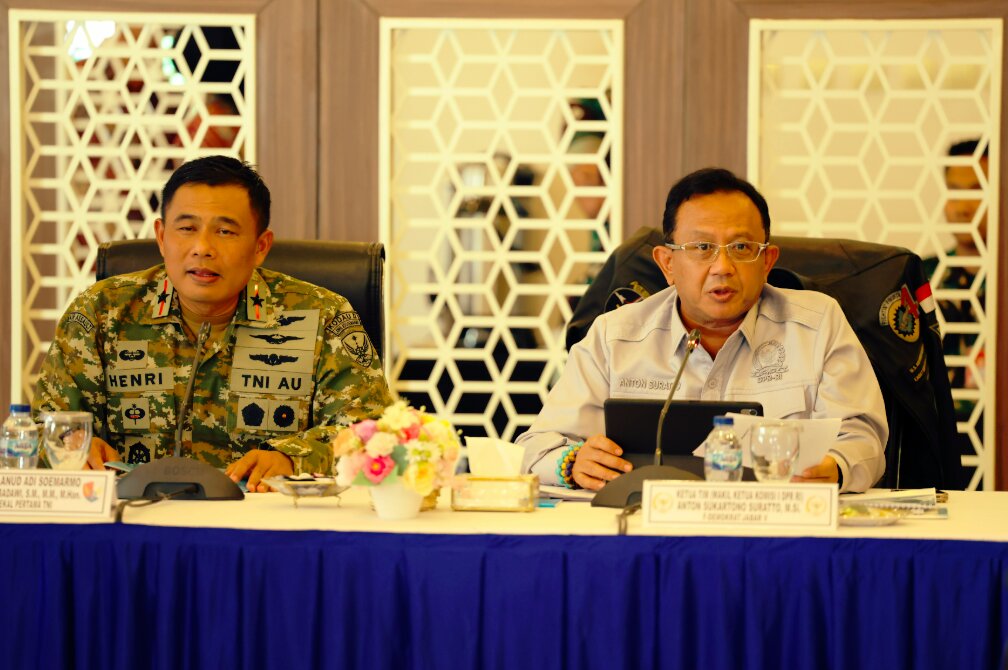 Wakil Ketua Komisi I DPR RI, Anton Sukartono Suratto saat memimpin Kunjungan Kerja Spesifik Komisi I DPR RI ke Landasan Udara (Lanud) Adi Soemarmo, Surakarta, Jawa Tengah, Jumat (25/9/2026). Foto : Mahen/MRI.