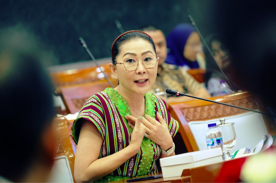 Anggota Panitia Khusus (Pansus) RUU Daerah Kepulauan, Julie Sutrisno Laiskodat dalam Rapat Dengar Pendapat (RDP) Pansus RUU Daerah Kepulauan dengan WALHI, FWI, dan Sajogyo Institute di Senayan, Jakarta, Kamis (3/9/2026). Foto: Alma/Mahendra