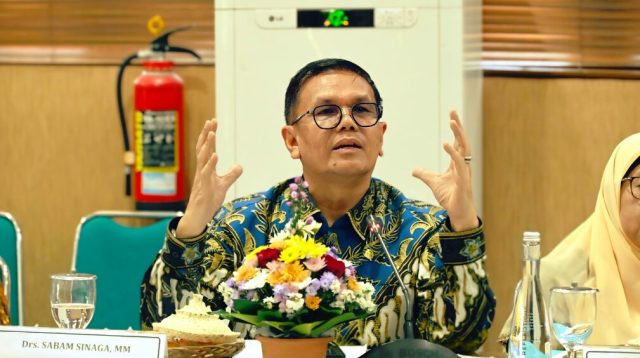 Anggota Komisi X DPR RI, Sabam Sinaga memberikan masukan dalam pertemuan Panja RUU tentang Statistik Komisi X DPR RI bersama pemangku kepentingan di Kabupaten Klungkung, Bali, Kamis (17/9/26). Foto: Grifin/Karisma