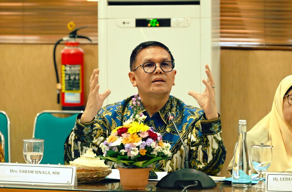 Anggota Komisi X DPR RI, Sabam Sinaga memberikan masukan dalam pertemuan Panja RUU tentang Statistik Komisi X DPR RI bersama pemangku kepentingan di Kabupaten Klungkung, Bali, Kamis (17/9/26). Foto: Grifin/Karisma