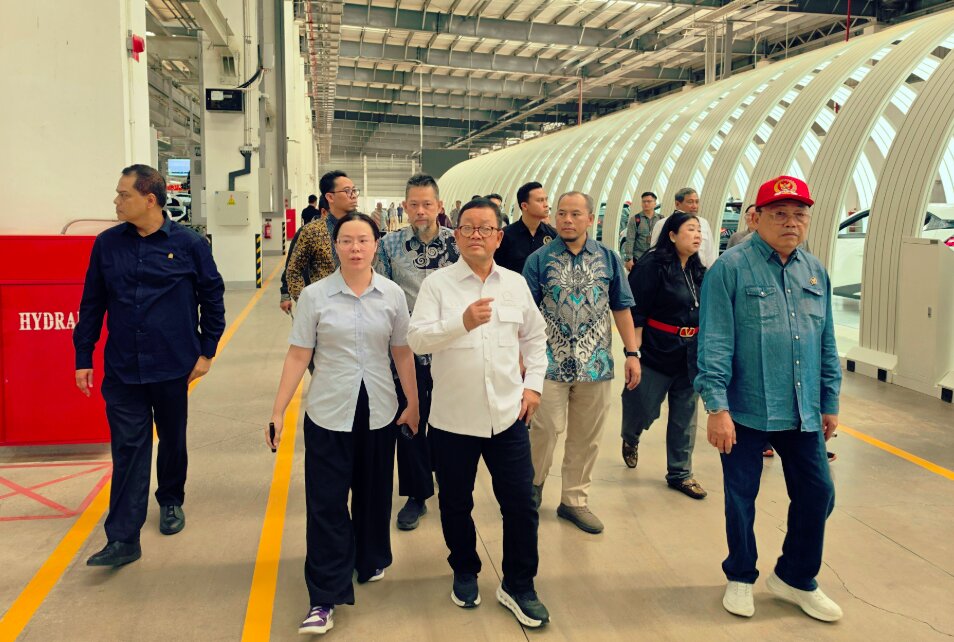 Wakil Ketua Komisi XII DPR RI, Sugeng Suparwoto saat memimpin Tim Kunspek Komisi XII DPR meninjau pabrik PT. BYD Auto Indonesia di Subang, Jawa Barat, Jum'at (4/9/2026). Foto : Jaka/Alma