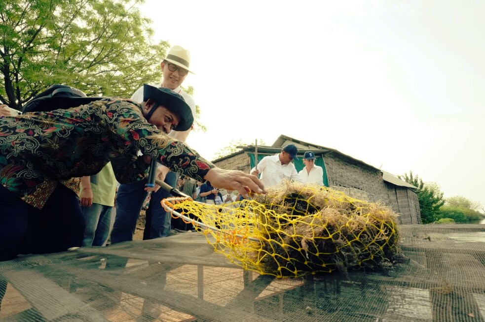 UNDP bersama Wakil Menter Luar Negeri Havas, Dirjen KKP Tb. Haeru, dan perwakilan dari kementrian bappenas dan pembudidaya rumput laut mengunjungi tambak di Tlocor dan koperasi Agar Makmur. Credit photo: UNDP