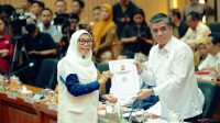 Anggota Komisi IX DPR RI, Netty Prasetiyani saat menyerahkan berkas pemandangan Fraksi kepada Menteri Ketenagakerjaan terkait pembahasan RUU tentang Pelindungan Ketenagakerjaan di Nusantara I, Senayan, Jakarta, Senin (5/10/2026) malam. Foto : Mario/MRI.