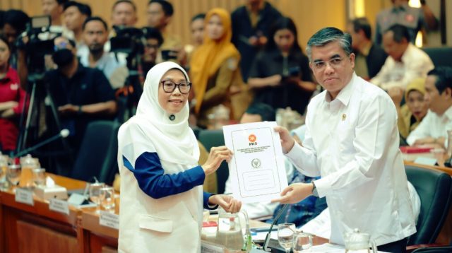 Anggota Komisi IX DPR RI, Netty Prasetiyani saat menyerahkan berkas pemandangan Fraksi kepada Menteri Ketenagakerjaan terkait pembahasan RUU tentang Pelindungan Ketenagakerjaan di Nusantara I, Senayan, Jakarta, Senin (5/10/2026) malam. Foto : Mario/MRI.