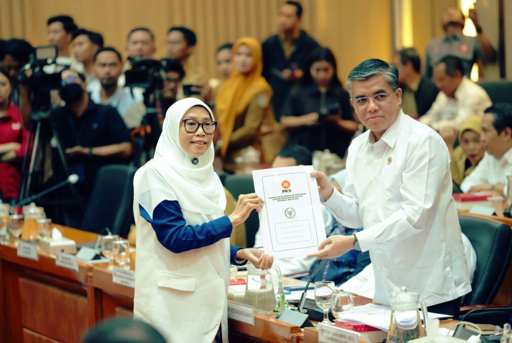 Anggota Komisi IX DPR RI, Netty Prasetiyani saat menyerahkan berkas pemandangan Fraksi kepada Menteri Ketenagakerjaan terkait pembahasan RUU tentang Pelindungan Ketenagakerjaan di Nusantara I, Senayan, Jakarta, Senin (5/10/2026) malam. Foto : Mario/MRI.