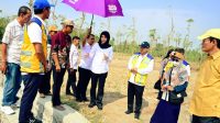 Wakil Ketua DPR RI Sari Yuliati, saat meninjau pembangunan saluran irigasi yang baru selesai di kawasan persawahan Desa Panjisari, Lombok Tengah, NTB, Senin (12/10/2026). Foto: Azka/Karisma