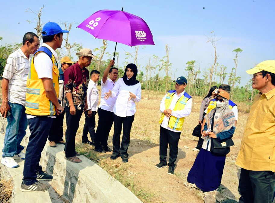 Wakil Ketua DPR RI Sari Yuliati, saat meninjau pembangunan saluran irigasi yang baru selesai di kawasan persawahan Desa Panjisari, Lombok Tengah, NTB, Senin (12/10/2026). Foto: Azka/Karisma