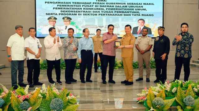 Foto bersama Tim Kunjungan Kerja Komisi II DPR RI bersama Wakil Gubernur Sulawesi Utara Johannes Victor Mailangkay beserta jajaran di Manado, Sulawesi Utara, Senin (12/10/2026). Foto: Wilga/jk