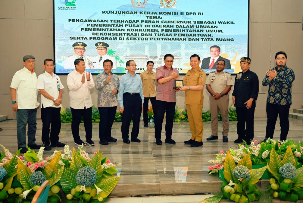 Foto bersama Tim Kunjungan Kerja Komisi II DPR RI bersama Wakil Gubernur Sulawesi Utara Johannes Victor Mailangkay beserta jajaran di Manado, Sulawesi Utara, Senin (12/10/2026). Foto: Wilga/jk