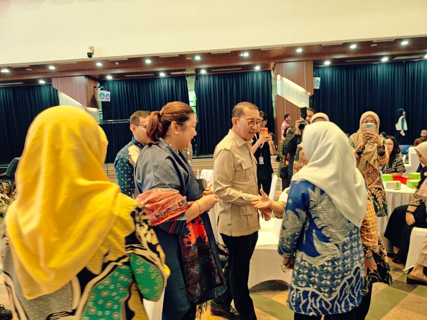 Direktur dan Perwakilan Kantor Regional UNESCO, Maki Katsuno-Hayashikawa bersama Menteri Kebudayaan Republik Indonesia dan Ketua Komisi Nasional Indonesia untuk UNESCO (KNIU), Fadli Zon pada peluncuran panduan keluarga berbahasa Indonesia untuk dampingi anak di era digital di Jakarta, Kamis, (29/10/2026). Credit: UNESCO