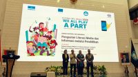 Direktur dan Perwakilan Kantor Regional UNESCO, Maki Katsuno-Hayashikawa bersama Menteri Kebudayaan Republik Indonesia dan Ketua Komisi Nasional Indonesia untuk UNESCO (KNIU), Fadli Zon pada peluncuran panduan keluarga berbahasa Indonesia untuk dampingi anak di era digital di Jakarta, Kamis, (29/10/2026). Credit: UNESCO