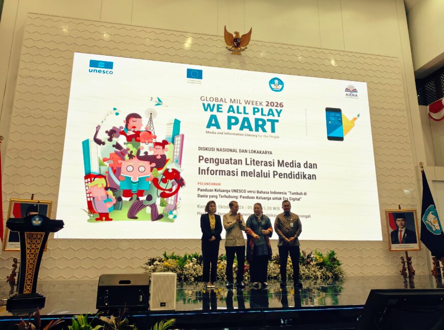 Direktur dan Perwakilan Kantor Regional UNESCO, Maki Katsuno-Hayashikawa bersama Menteri Kebudayaan Republik Indonesia dan Ketua Komisi Nasional Indonesia untuk UNESCO (KNIU), Fadli Zon pada peluncuran panduan keluarga berbahasa Indonesia untuk dampingi anak di era digital di Jakarta, Kamis, (29/10/2026). Credit: UNESCO